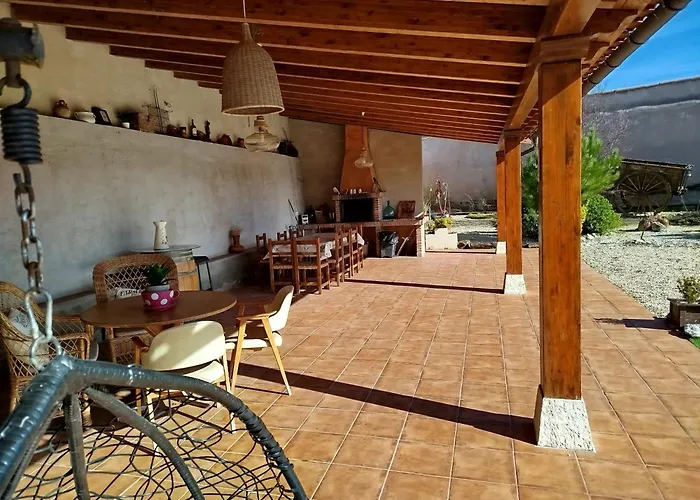 בית נופש Family House In With Fenced Garden *